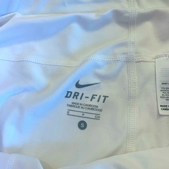 Nike skirt - Picture 2 of 2